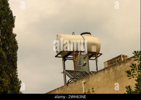 Réservoir pour chauffer l'eau sur le toit dans un village à Chypre Banque D'Images