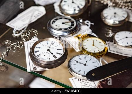 Montres de poche vintage dans un coup au Black Country Living Museum, Dudley, Angleterre Banque D'Images