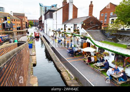 Birmingham City Centre Path le long de Birmingham canal Old Line et Gas Street Basin, Canalside Bar, Birmingham, West Midlands, Angleterre Banque D'Images