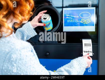 USAGE ÉDITORIAL EXCLUSIF Francesca Flynn utilise le nouveau point de recyclage lancé aujourd'hui chez Lidl à Barrhead, en Écosse. Date d'émission : jeudi 8 février 2024. Banque D'Images