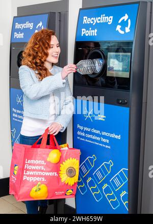 USAGE ÉDITORIAL EXCLUSIF Francesca Flynn utilise le nouveau point de recyclage lancé aujourd'hui chez Lidl à Barrhead, en Écosse. Date d'émission : jeudi 8 février 2024. Banque D'Images