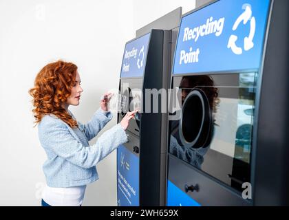 USAGE ÉDITORIAL EXCLUSIF Francesca Flynn utilise le nouveau point de recyclage lancé aujourd'hui chez Lidl à Barrhead, en Écosse. Date d'émission : jeudi 8 février 2024. Banque D'Images