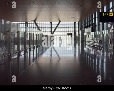 Doha, Qatar - 19 janvier 2024 : vue extérieure du complexe aéroportuaire de l'aéroport international de Hamad. Cet aéroport est la principale plaque tournante entre l'Asie Banque D'Images