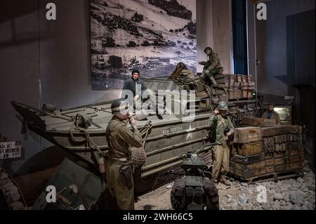 Le véhicule amphibie américain de la seconde Guerre mondiale GMC DUKW chargé de ravitaillement et de soldats Banque D'Images