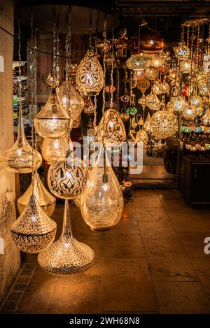 Prélassez-vous dans la lueur enchanteresse des lanternes vibrantes dans le bazar, un spectacle magique d'artisanat traditionnel, de trésors faits à la main et d'élégance artisanale. Banque D'Images