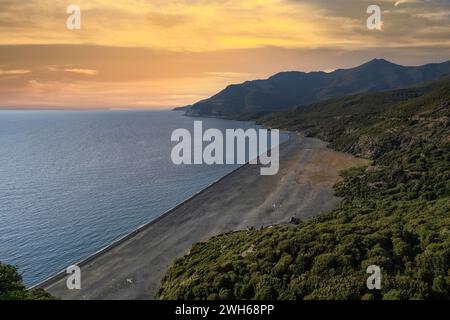 Corse, vue aérienne de la plage de Nonza, avec galets noirs, dans la Cap Corse Banque D'Images