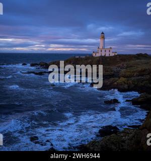 Soirée orageuse au phare de Turnberry point, côte sud de l'Ayrshire en Écosse Banque D'Images