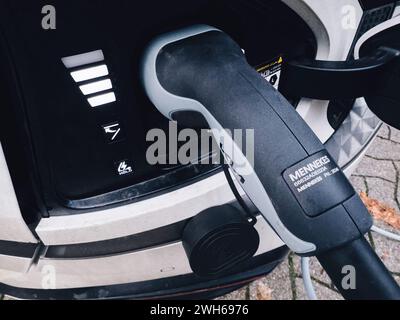 Strasbourg, France - 7 décembre 2023 : vue rapprochée d'un câble Mennekes - voiture électrique branchée pour la recharge en ville Banque D'Images