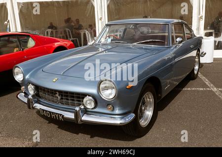 Vue de face de trois quarts d'une Ferrari 250GTE bleue, 1960, exposée au Festival de Silverstone 2023 Banque D'Images