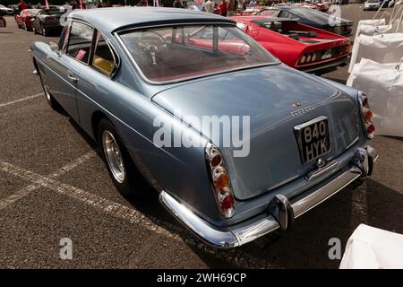 Vue arrière trois quarts d'une Ferrari 250GTE bleue, 1960, exposée au Festival Silverstone 2023 Banque D'Images