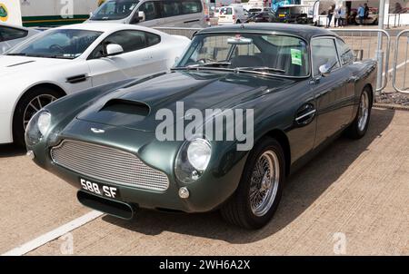 Vue de face d'une Aston Martin DB4 GT Green, 1962, exposée au Silverstone Festival 2023 Banque D'Images