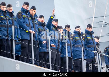 Wilhelmshaven, Allemagne. 08th Feb, 2024. L'équipage de la frégate 'Hessen' fait signe en quittant le port. Le navire de la Bundeswehr part de Wilhelmshaven pour aider à protéger les navires marchands en mer Rouge contre les attaques de la milice Houthi soutenue par l'Iran. Crédit : Sina Schuldt/dpa/Alamy Live News Banque D'Images