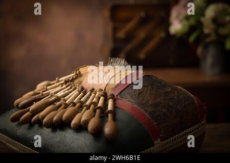 Coussin en dentelle flamande antique avec de très vieux bobins en bois Banque D'Images