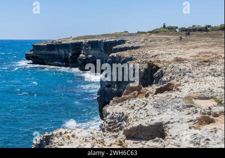 MELENDUGNO, ITALIE, 13 JUILLET 2022 - les falaises escarpées et escarpées de Melendugno, région du Salento, Pouilles, province de Lecce, Italie Banque D'Images