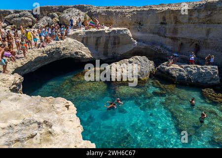 MELENDUGNO, ITALIE, 13 JUILLET 2022 - la grotte de poésie dans le petit village de Melendugno, région du Salento, Pouilles, Italie Banque D'Images