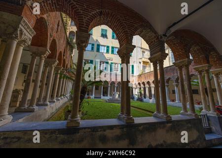 GÊNES, ITALIE, 23 MAI 2023 - vue du cloître de l'église San Matteo dans le centre historique de Gênes, Italie Banque D'Images