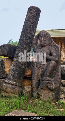 Statue du Seigneur Hanuman et pilier brisé dans le campus du temple Devrani Jethani, Tala, Amerikapa, Chhattisgarh, Inde. Banque D'Images