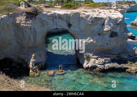 MELENDUGNO, ITALIE, 13 JUILLET 2022 - les falaises et les piles de Sant'Andrea à Melendugno, région du Salento, province de Lecce, Pouilles, Italie Banque D'Images