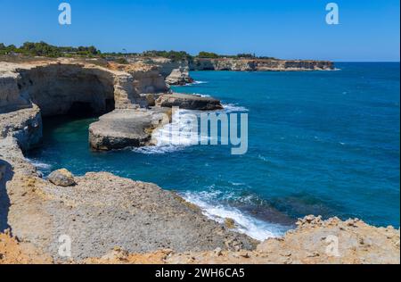 Les piles de Sant'Andrea à Melendugno, région du Salento, province de Lecce, Pouilles, Italie Banque D'Images