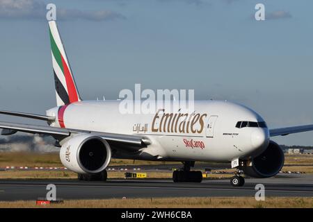 Boeing 777F Emirates SkyCargo (A6-EFK) alignant la piste 18 à l'aéroport international de Francfort Banque D'Images