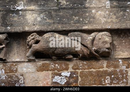 Sculpture de table en corbel allée Sud, préparée Mary`s Church, Adderbury, Oxfordshire, Royaume-Uni Banque D'Images