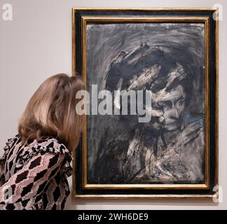 The Courtauld Gallery, Londres, Royaume-Uni. 8 février 2024. Frank Auerbach : les Charcoal Heads. L’exposition au Courtauld rassemble 17 grands dessins au charbon d’Auerbach (né en 1931), les montrant aux côtés d’une sélection de six tableaux Auerbach réalisés à partir des mêmes sitters. Image : Frank Auerbach, responsable de Gerda Boehm, 1961, charbon et craie. Collection privée, gracieuseté de Eykyn Maclean. Crédit : Malcolm Park/Alamy Live News Banque D'Images