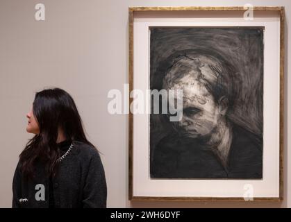 The Courtauld Gallery, Londres, Royaume-Uni. 8 février 2024. Frank Auerbach : les Charcoal Heads. L’exposition au Courtauld rassemble 17 grands dessins au charbon d’Auerbach (né en 1931), les montrant aux côtés d’une sélection de six tableaux Auerbach réalisés à partir des mêmes sitters. Image : Frank Auerbach, responsable de Leon Kossoff, 1957, charbon et craie. Collection privée. Crédit : Malcolm Park/Alamy Live News Banque D'Images