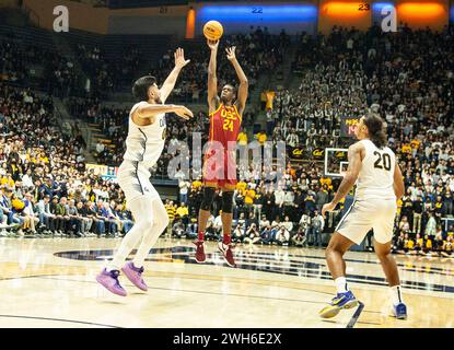 Pavillon Haas. 07 février 2024. CA U.S.A. L'attaquant de l'USC Joshua Morgan (24 ans) tire le ballon pendant le match de basket-ball masculin de la NCAA entre les Trojans de l'USC et les Golden Bears de Californie. La Californie a battu l'USC 83-77 en prolongation au Haas Pavilion. Thurman James/CSM (image crédit : © Thurman James/Cal Sport Media). Crédit : csm/Alamy Live News Banque D'Images