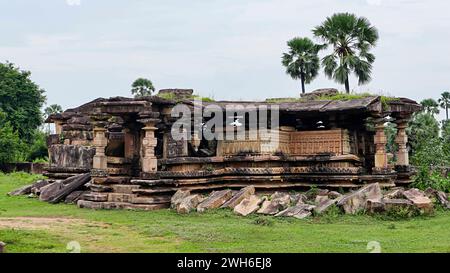 Temple de ruine à l'intérieur du campus de Kota Gullu, Ghanpur, Warangal, Telangana, Inde. Banque D'Images