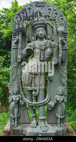 Sculpture de Dwarapala dans le Campus de Kota Gullu ou Ganapeshwaralayam, Ghanpur, Warangal, Telangana, Inde. Banque D'Images