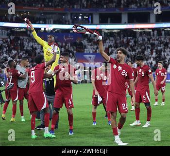 DOHA, QATAR - 07 FÉVRIER : Jassem Gaber, Mohammed Waad, Meshaal Barsham du Qatar célèbrent lors de la demi-finale de la Coupe d'Asie de l'AFC entre l'Iran an Banque D'Images