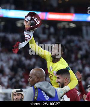 DOHA, QATAR - 07 FÉVRIER : Meshaal Barsham du Qatar célèbre le match de demi-finale de la Coupe d'Asie de l'AFC entre l'Iran et le Qatar au stade Al Thumama Banque D'Images