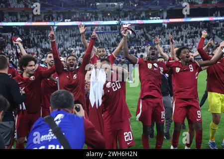 DOHA, QATAR - 07 FÉVRIER : les joueurs Ahmed Fatehi, Yusuf Abdurisag du Qatar célèbrent la demi-finale de la Coupe d'Asie de l'AFC entre l'Iran et le Qatar Banque D'Images