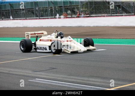 Steve Hartley démontrant sa Cream, 1983, Arrows A6 Formula One car, au Silverstone Festival 2023 Banque D'Images