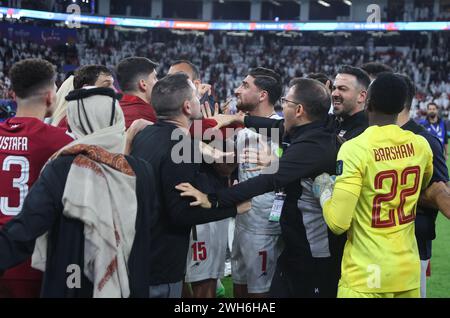 DOHA, QATAR - 07 FÉVRIER : les joueurs Qatar et Iran se disputent lors du match de demi-finale de la Coupe d'Asie de l'AFC entre l'Iran et le Qatar au stade Al Thumama, en février Banque D'Images