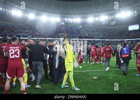 DOHA, QATAR - 07 FÉVRIER : les joueurs du Qatar Meshaal Barsham célèbrent la demi-finale de la Coupe d'Asie de l'AFC entre l'Iran et le Qatar à Al Thumama Banque D'Images