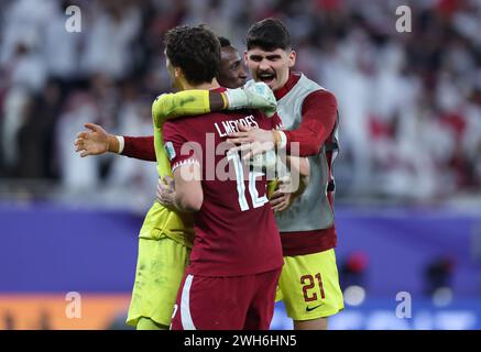 DOHA, QATAR - 07 FÉVRIER : Meshaal Barsham, Lucas Mendes, Salah Zakaria du Qatar célèbrent la demi-finale de la Coupe d'Asie de l'AFC entre l'Iran et Banque D'Images