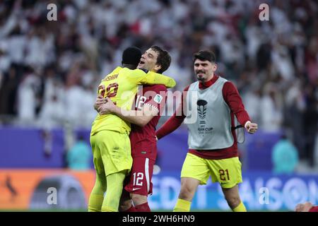 DOHA, QATAR - 07 FÉVRIER : Meshaal Barsham, Lucas Mendes du Qatar célèbre lors de la demi-finale de la Coupe d'Asie de l'AFC entre l'Iran et le Qatar à Al th Banque D'Images