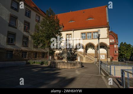 Fontaine historique à la mairie de Feuerbach, un quartier de Stuttgart. Dans l'image : place en face de la mairie, fontaine de castors et ville Banque D'Images