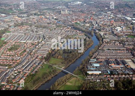 Vue aérienne du centre-ville de York avec la rivière Ouse qui la traverse et Rowntree Park bien en vue au milieu Banque D'Images