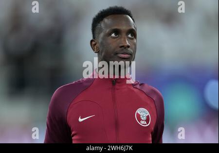 DOHA, QATAR - 07 FÉVRIER : Meshaal Barsham, du Qatar, regarde le match de demi-finale de la Coupe d'Asie de l'AFC entre l'Iran et le Qatar au stade Al Thumama Banque D'Images