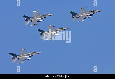 Vier Kampfflugzeuge der belgischen Luftwaffe vom Typ Lockheed Martin F-16AM Fighting Falcon. Vier Kampfflugzeuge der belgischen Luftwaffe vom Typ Lockheed Martin F-16AM. Kleine Brogel Provinz Limburg Belgien *** quatre avions de chasse de la Force aérienne belge Lockheed Martin F 16AM Fighting Falcon quatre avions de chasse de la Force aérienne belge Lockheed Martin F 16AM Kleine Brogel Province du Limbourg Belgique Banque D'Images