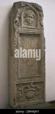 Stèle érigée par Cassia Cogitata à la mémoire de ses parents Cassius Felix et Cassia Lacaena, et de son fils Vetsidius Super. Décoré avec des reliefs de Méduse et un krater avec des branches de vigne. Daté du milieu du IIe siècle après JC. De Archar (Ratiaria), province de Vidin, Bulgarie. Musée archéologique national. Sofia. Bulgarie. Banque D'Images