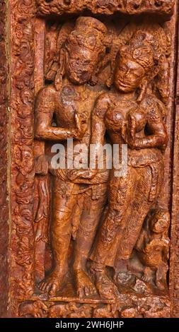 Sculpture de couple ancien sur le temple Laxman, Sirpur, Mahasamund, Chhattisgarh, Inde. Banque D'Images