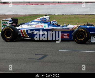 Gros plan, vue latérale de Ted Zorbas conduisant son Blue and White, 1997, Williams FW19, sur le détroit de Hamilton à Silverstone. Banque D'Images