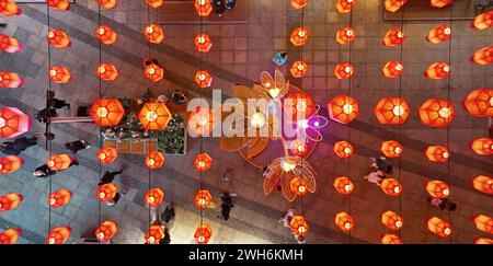 Pékin, Chine. 7 février 2024. Une photo de drone aérien prise le 7 février 2024 montre des personnes visitant un spectacle de lanternes pour célébrer le prochain Festival du printemps dans la ville de Tangshan, dans la province du Hebei, au nord de la Chine. De nombreuses villes chinoises sont ornées de lanternes illuminées car le festival du printemps est au coin de la rue. Crédit : Dong Jun/Xinhua/Alamy Live News Banque D'Images