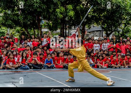 Badung, Indonésie. 07 février 2024. Le spectacle Wushu divertit les élèves de l'école Widiatmika à Jimbaran, Badung, marquant la célébration du nouvel an lunaire chinois, prévu pour le 10 février 2024. Le nouvel an lunaire chinois en 2024 marque l'année du Dragon. (Photo de Dicky Bisinglasi/SOPA images/Sipa USA) crédit : Sipa USA/Alamy Live News Banque D'Images