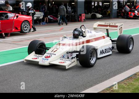 Steve Hartley démontrant sa Cream, 1983, Arrows A6 Formula One car, exposée au Silverstone Festival 2023 Banque D'Images