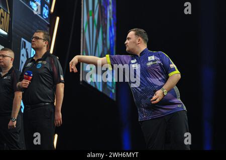 Cardiff, Royaume-Uni. 1er février 2024. CARDIFF, ROYAUME-UNI - 1er FÉVRIER : Luke Littler pendant la nuit 1 de la PDC premier League à l'Utilita Arena Cardiff le 1er février 2024 à Cardiff, Royaume-Uni. (Photo de Joris Verwijst/Agence BSR) crédit : Agence BSR/Alamy Live News Banque D'Images