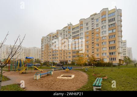 Immeubles d'appartements et terrains à proximité Banque D'Images